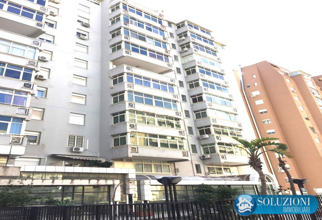 Pressi Autonomia Siciliana/Don Bosco. 5 vani + 2 serv. mq 150 + posto auto